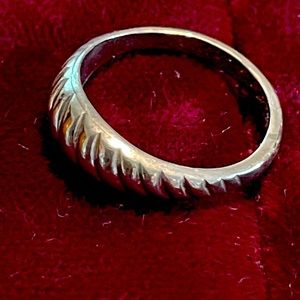 Cool little swirl silver tone ring